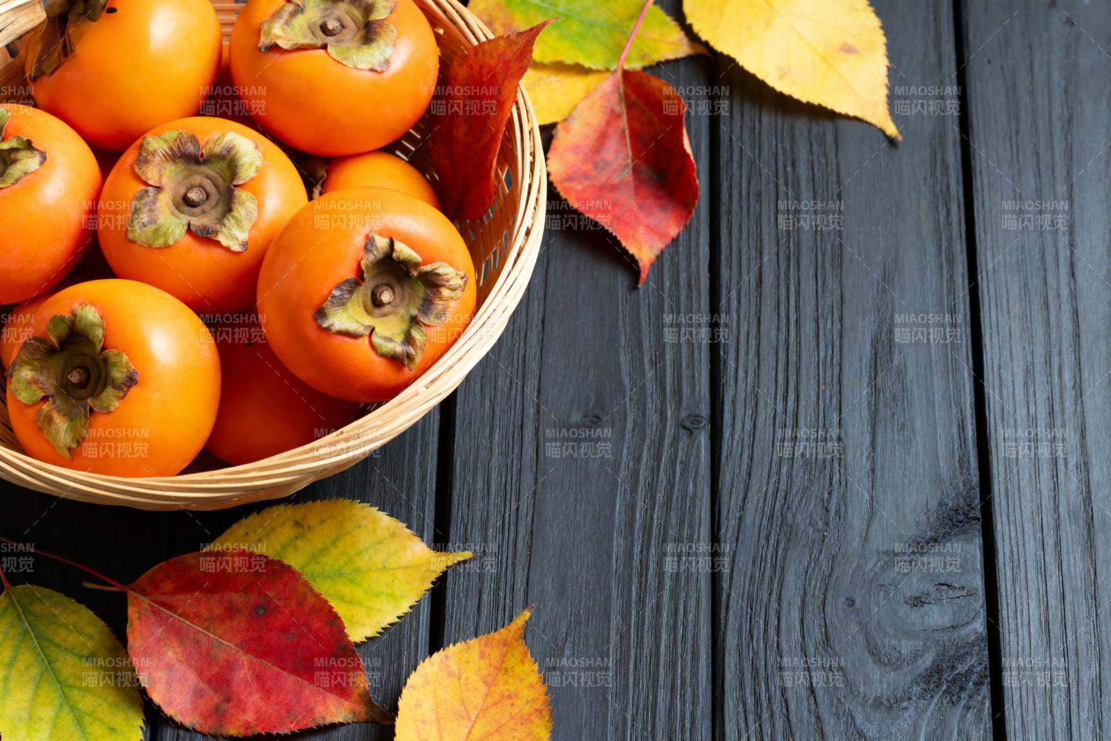 秋日柿子与落叶图片