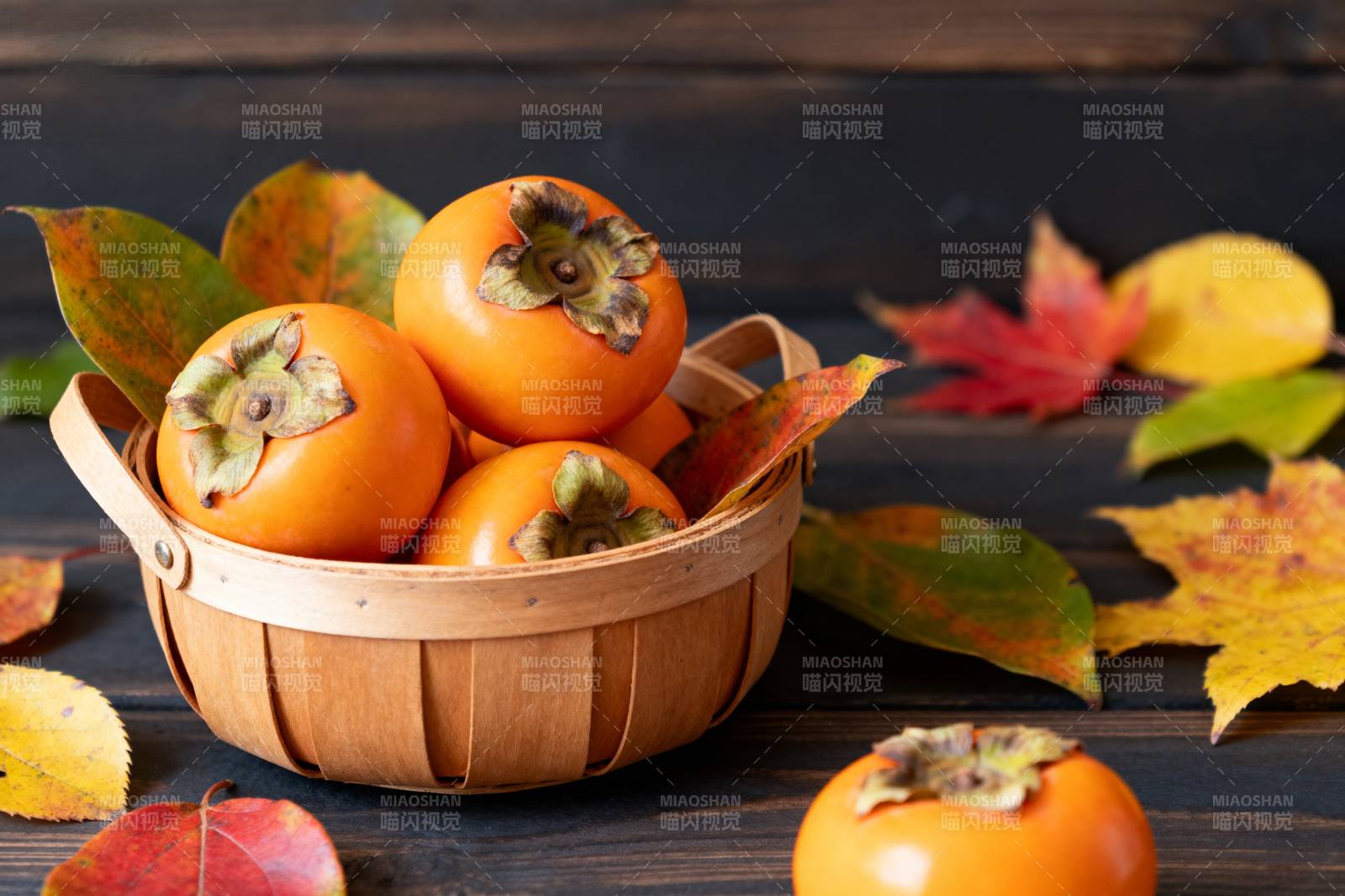 秋日柿子篮图片