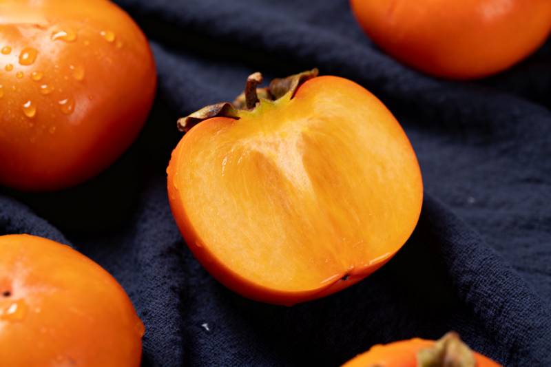 柿子切开鲜橙色图片