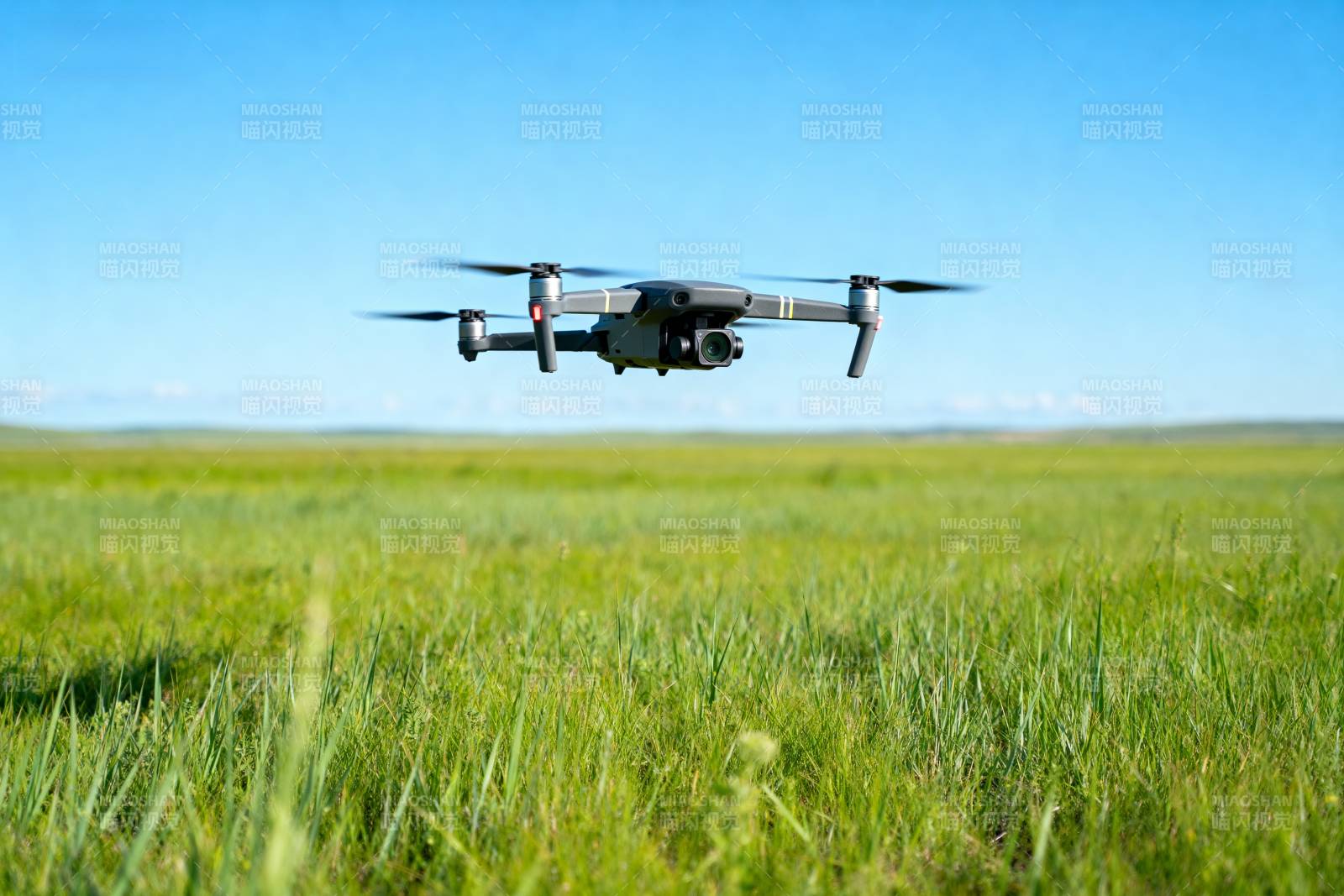 无人机飞越绿野图片