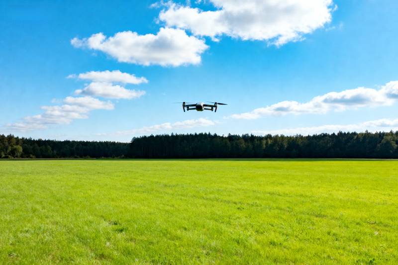 无人机飞越绿野图片