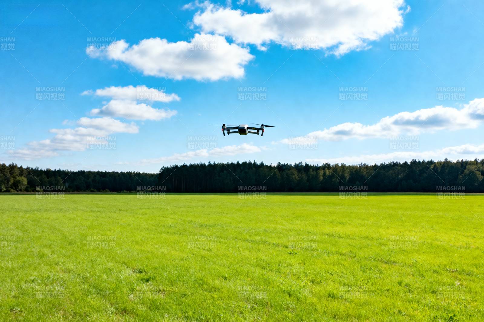 无人机飞越绿野图片