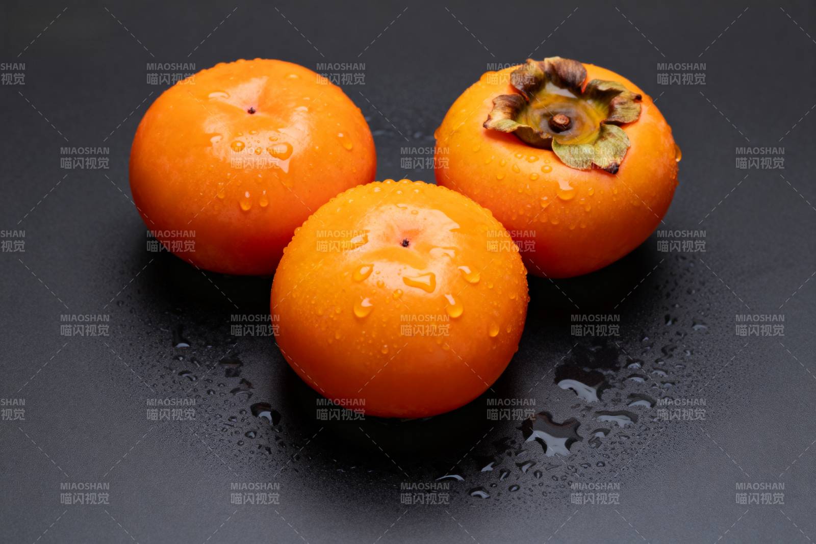 三颗柿子带水珠图片