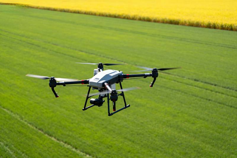 无人机飞越绿野图片