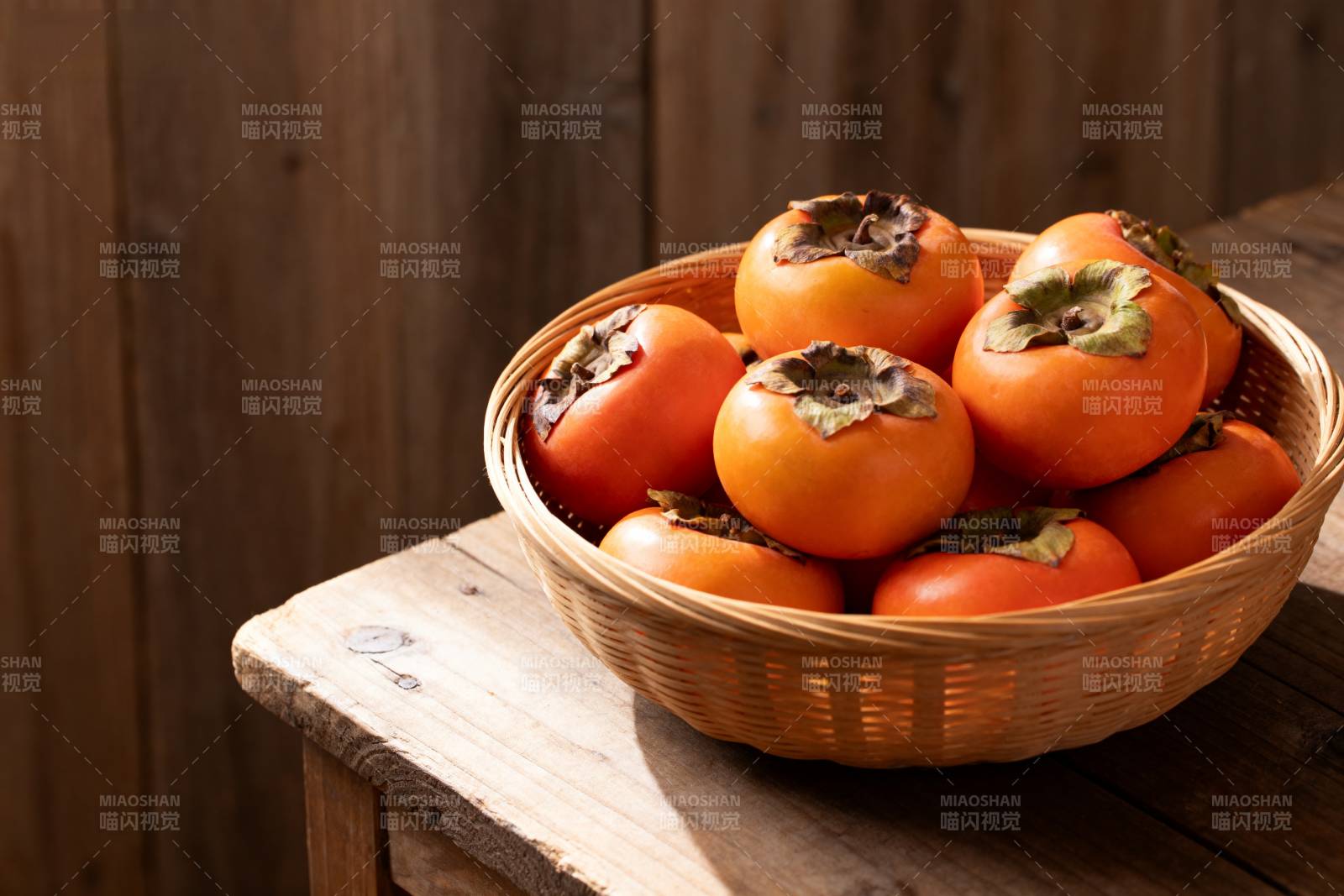 篮中柿子红润诱人图片