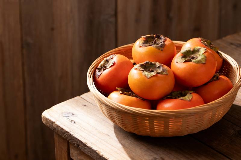 篮中柿子红润诱人图片