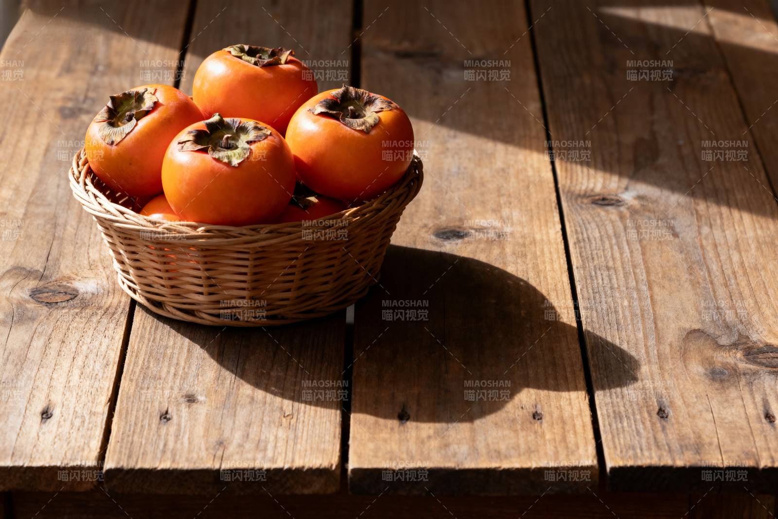 篮中柿子静享阳光图片