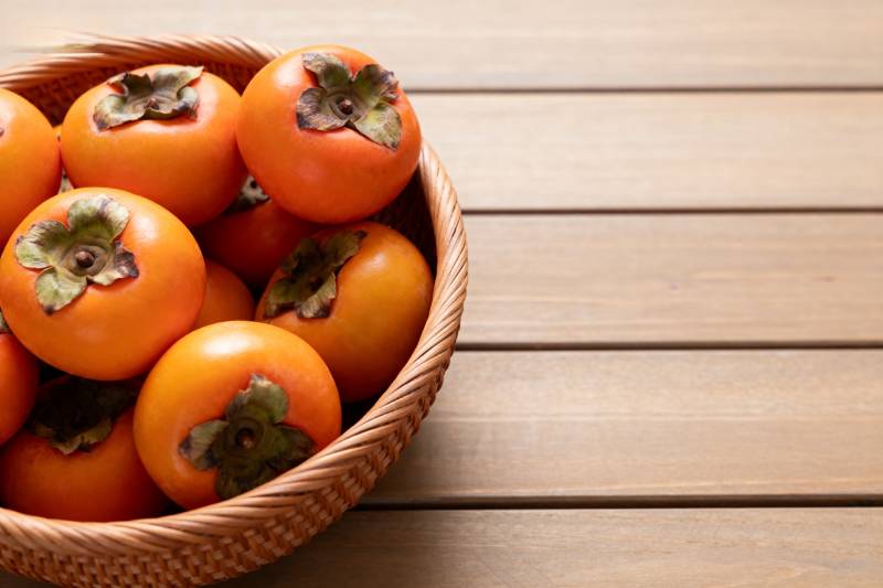 柿子篮中静置图片