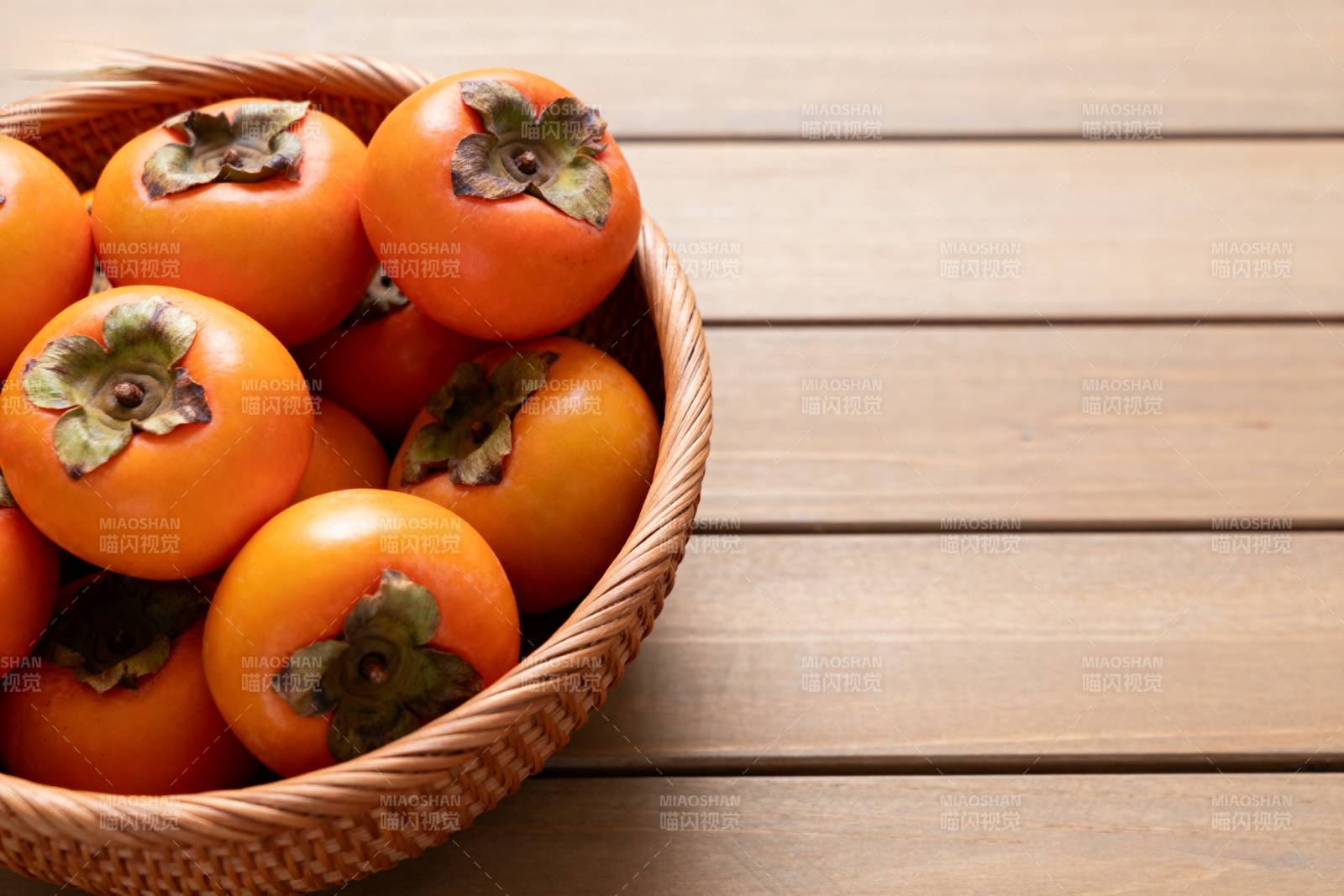 柿子篮中静置图片