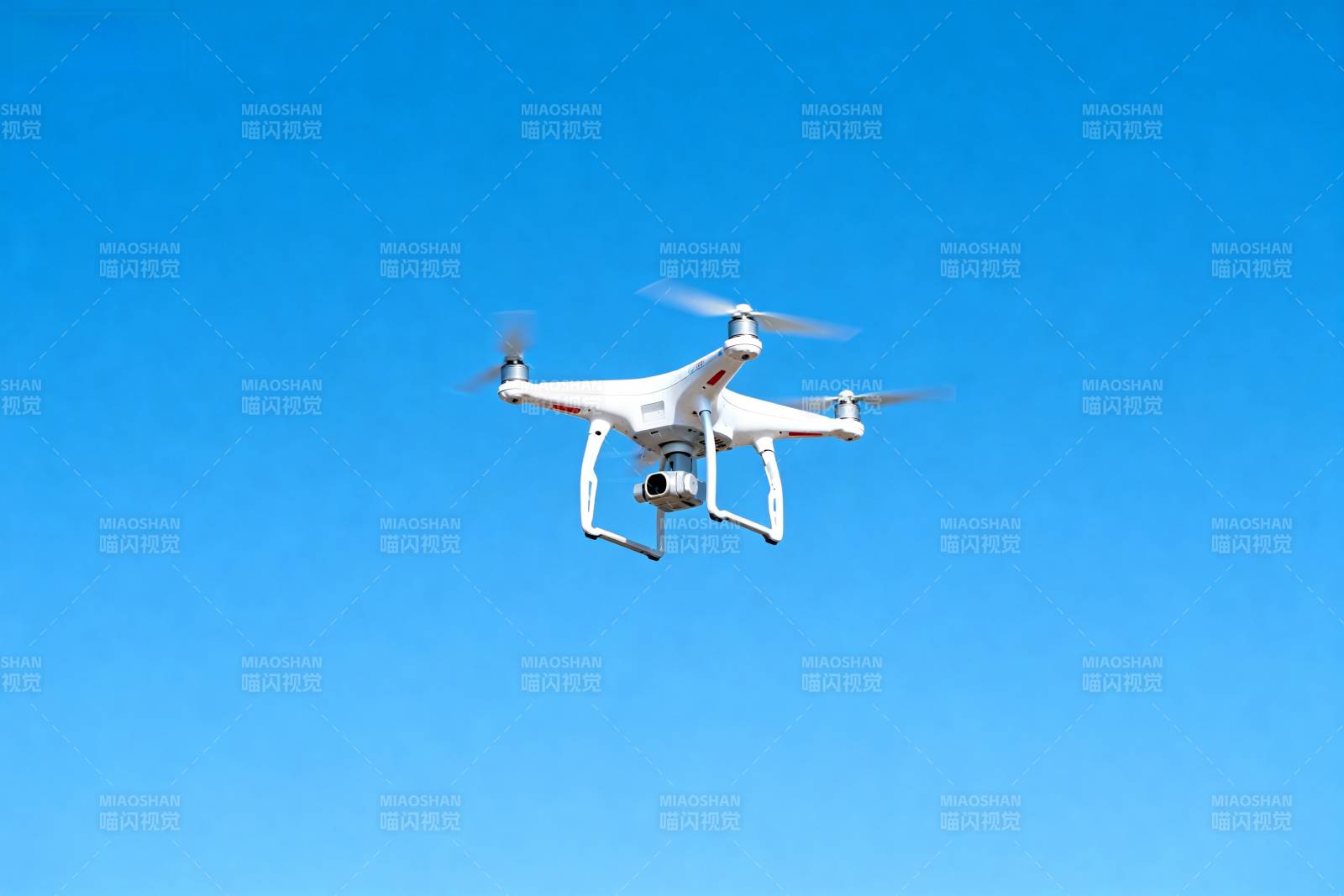 无人机翱翔蓝天图片