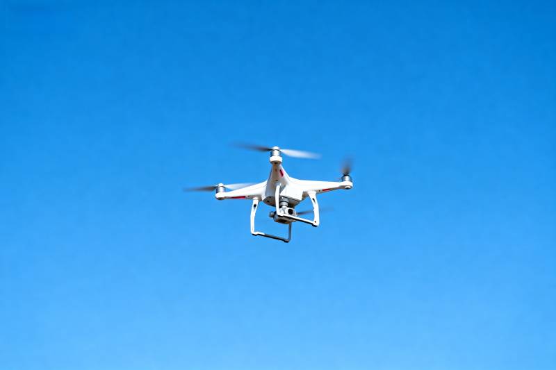 无人机翱翔蓝天图片