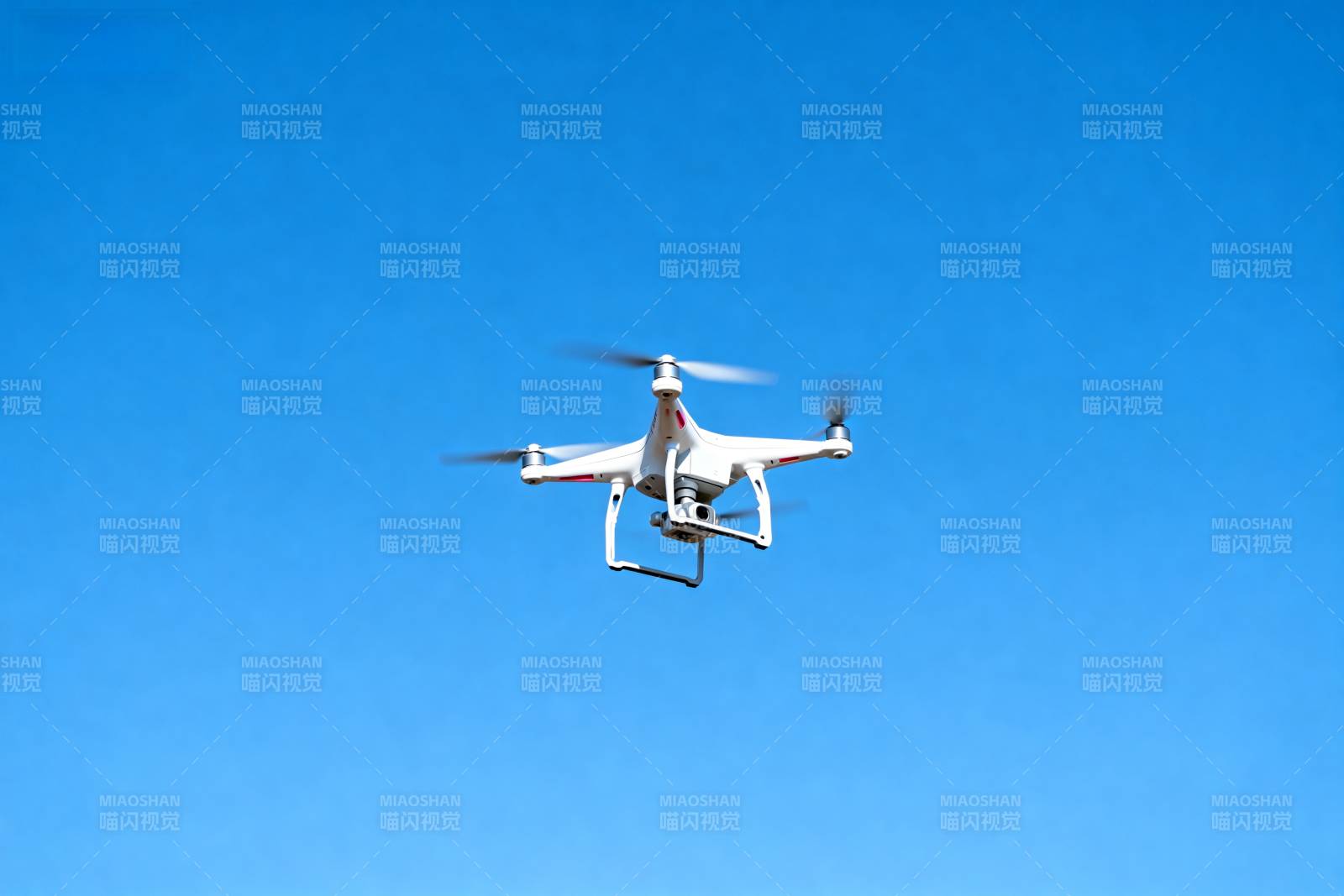 无人机翱翔蓝天图片