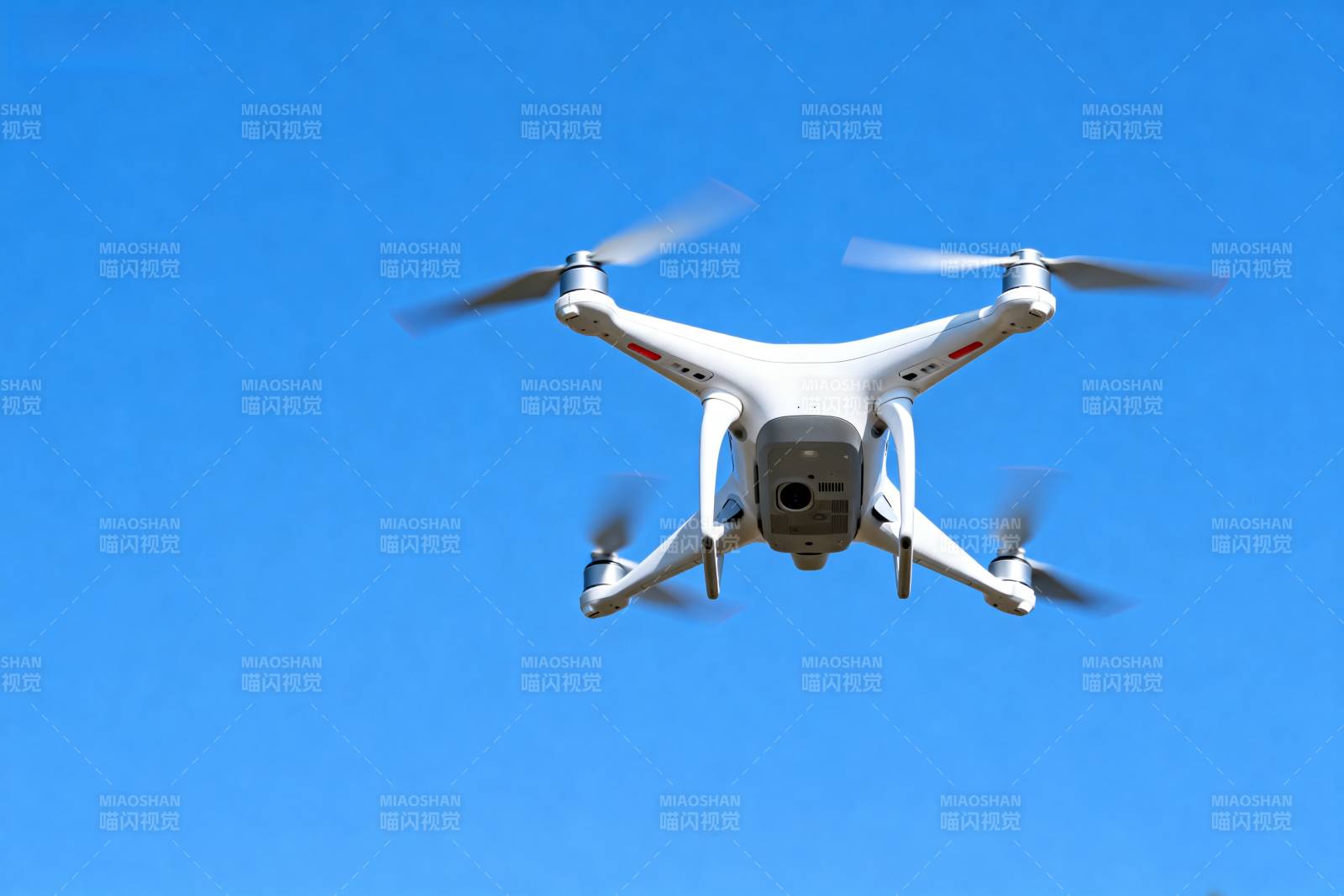 无人机翱翔蓝天图片