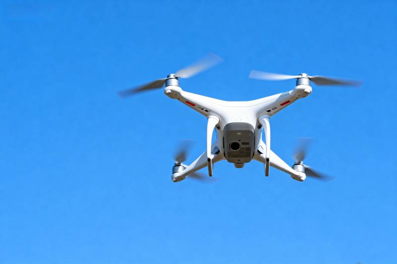 无人机翱翔蓝天图片