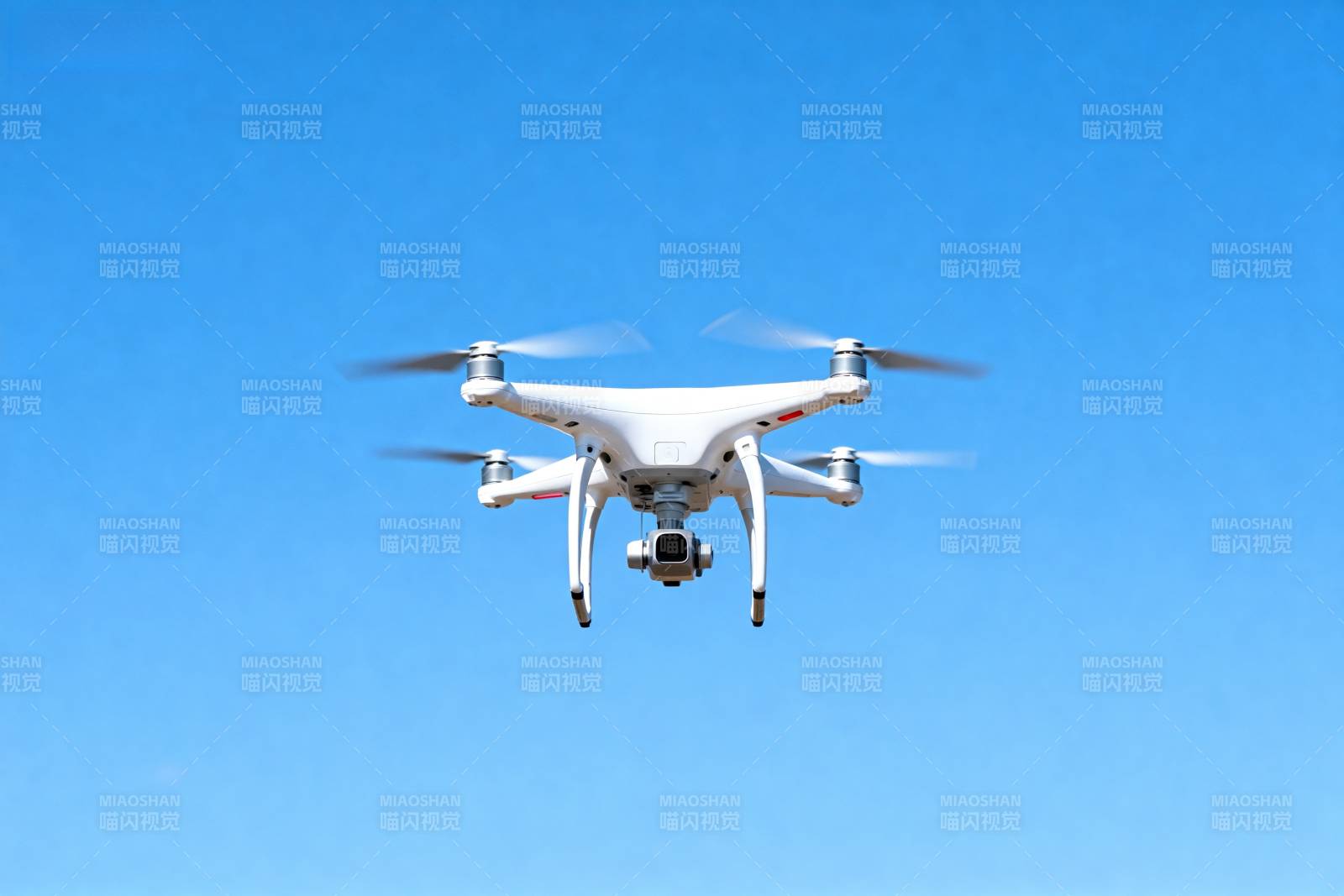 无人机翱翔蓝天图片