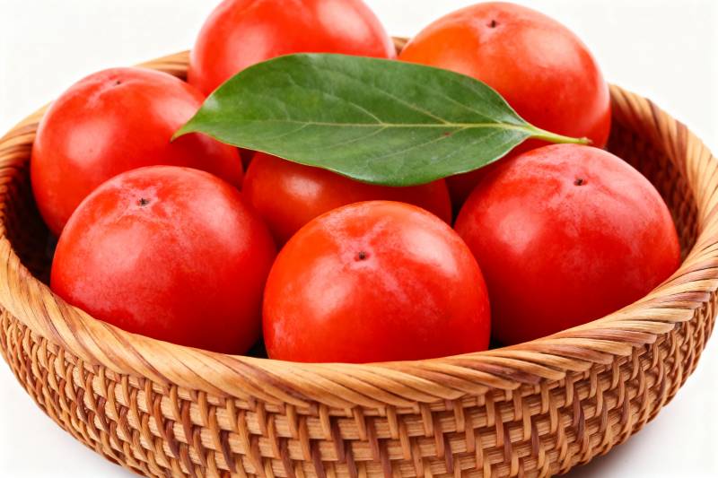 红柿满篮绿叶点缀图片