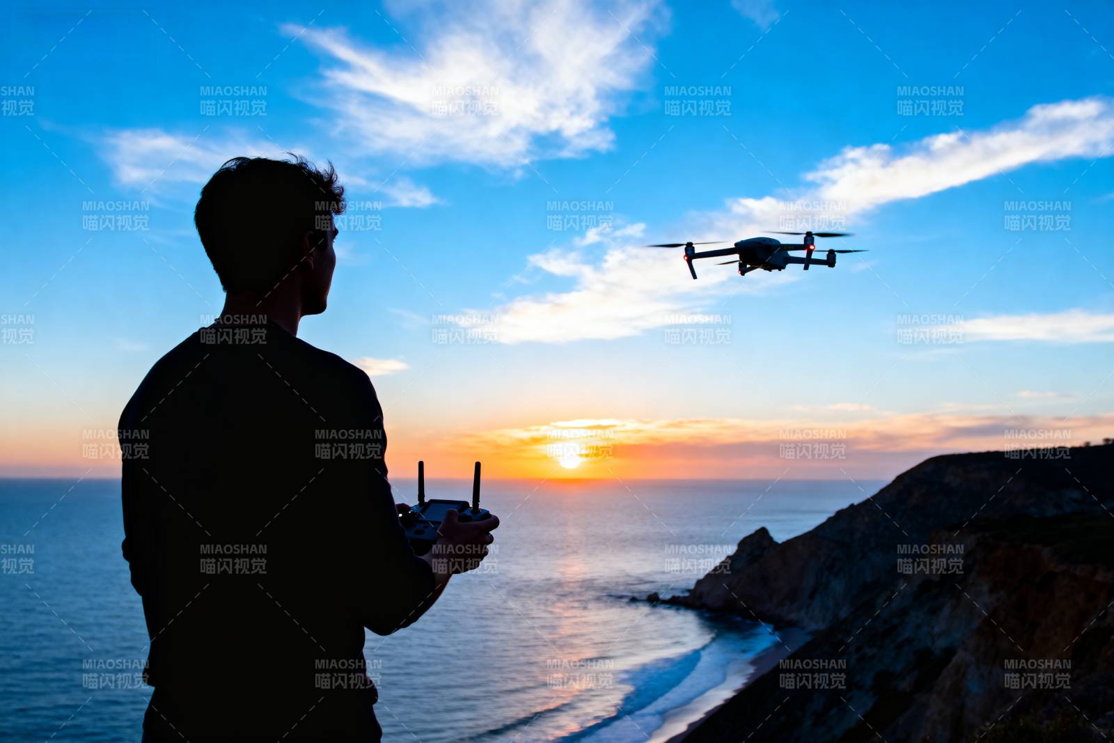 日落飞无人机图片