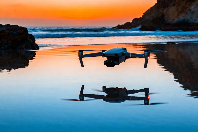 无人机掠过水面图片