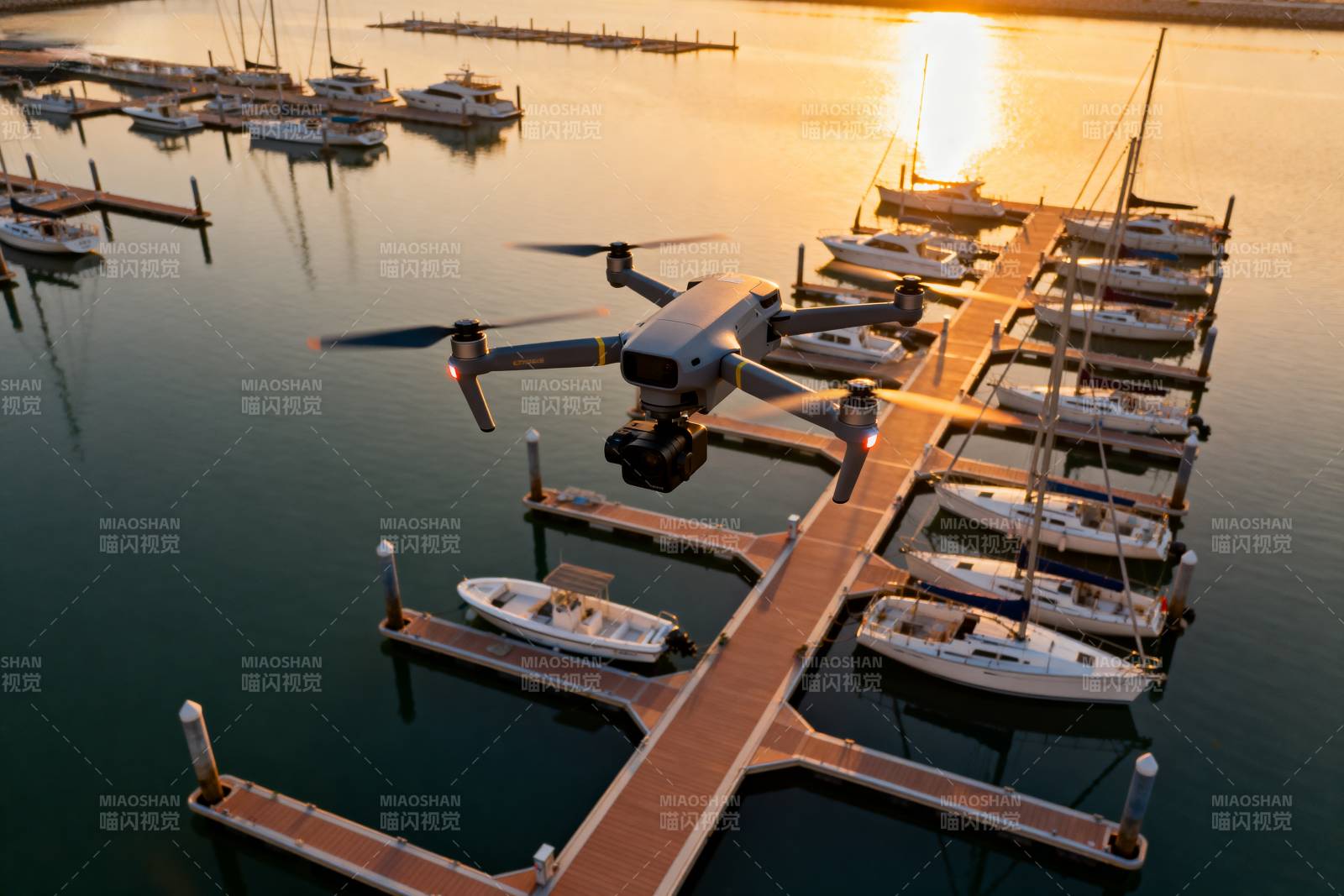 无人机航拍码头日落图片