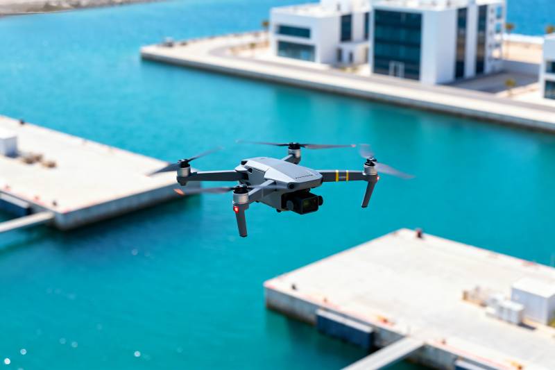 无人机飞越碧海码头图片