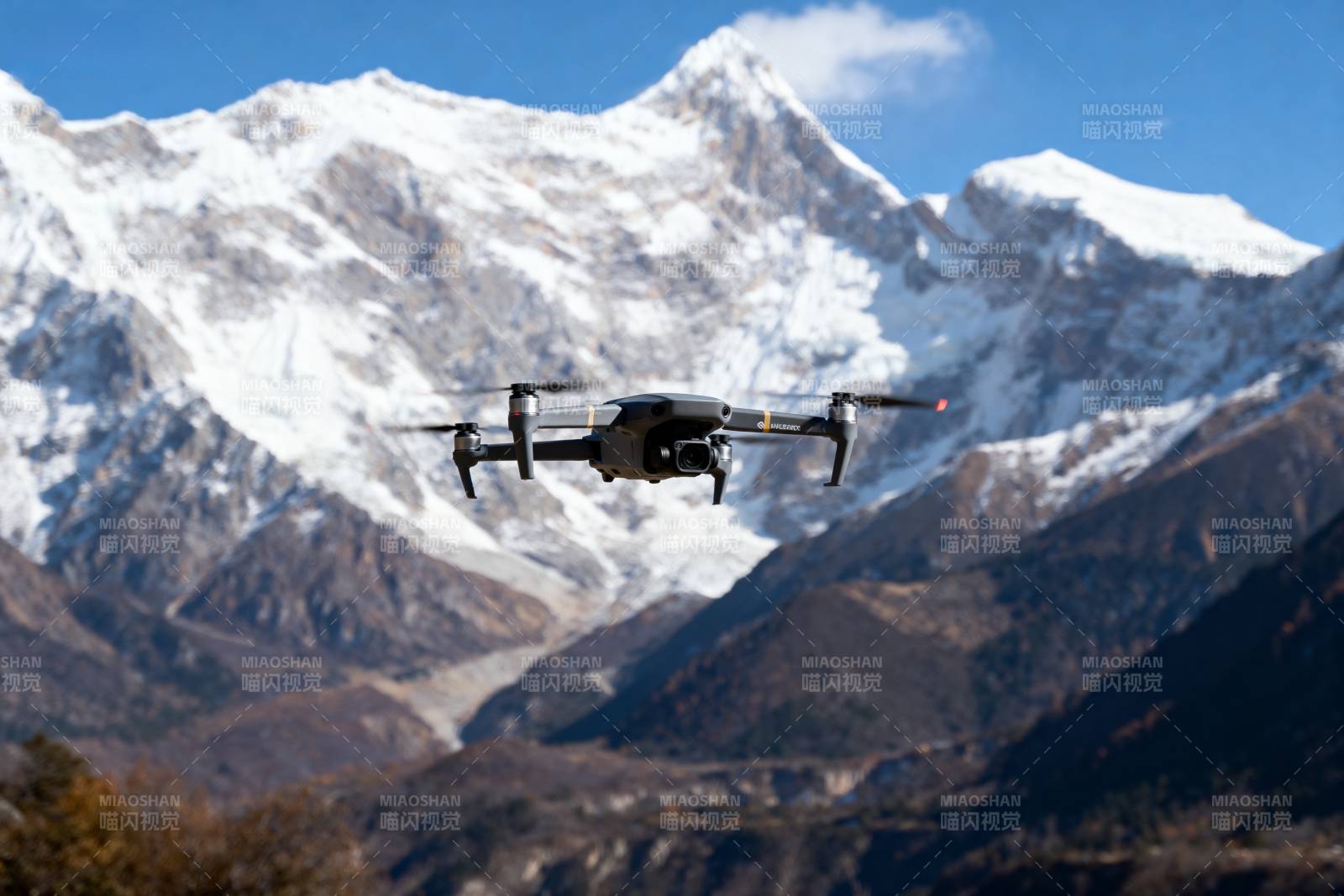 雪山前的无人机飞行图片