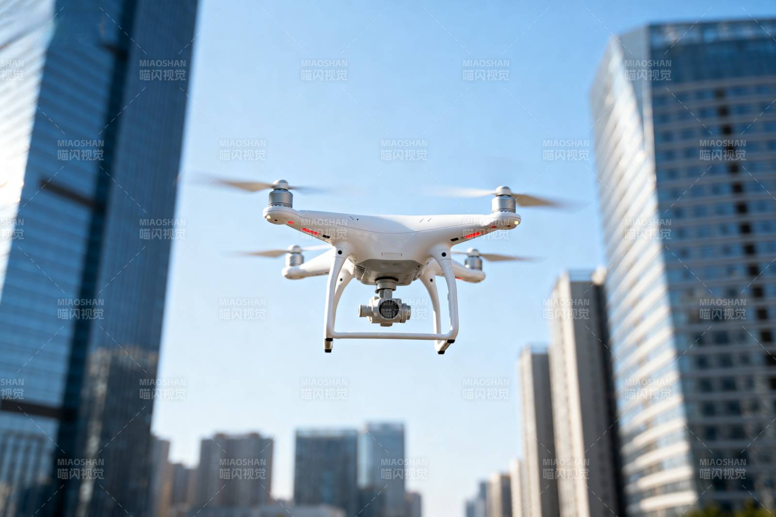 城市上空的无人机图片