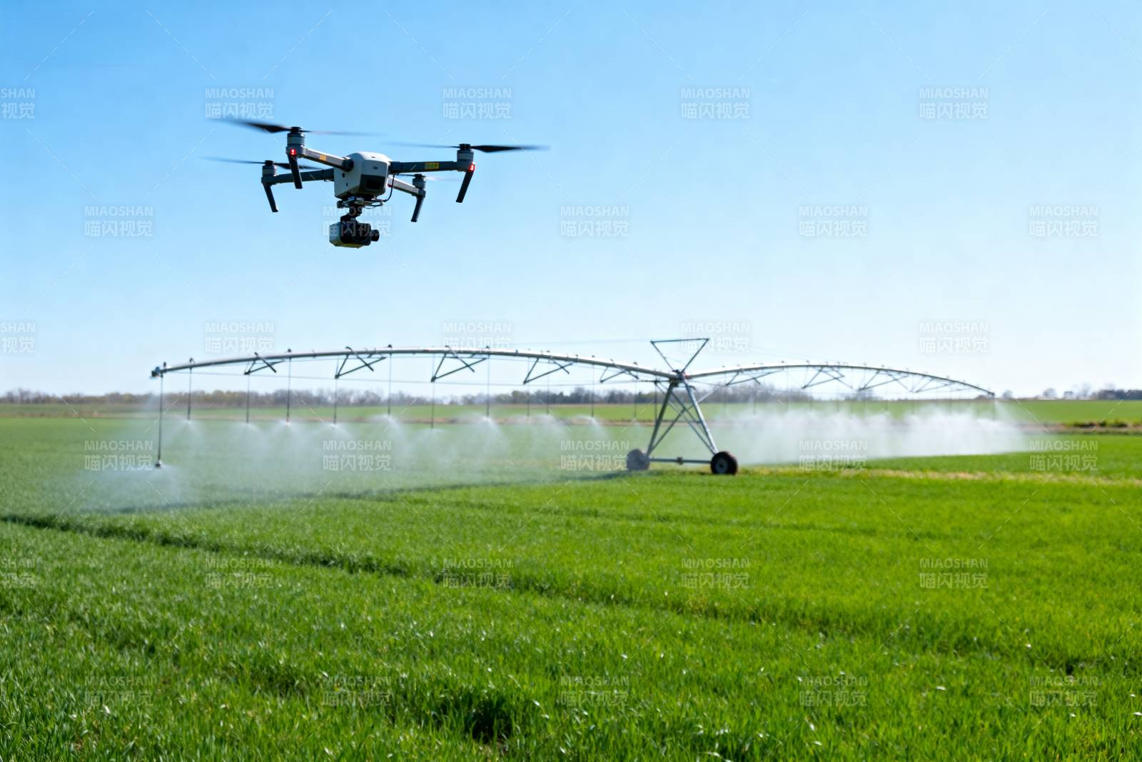 无人机农田喷洒图片