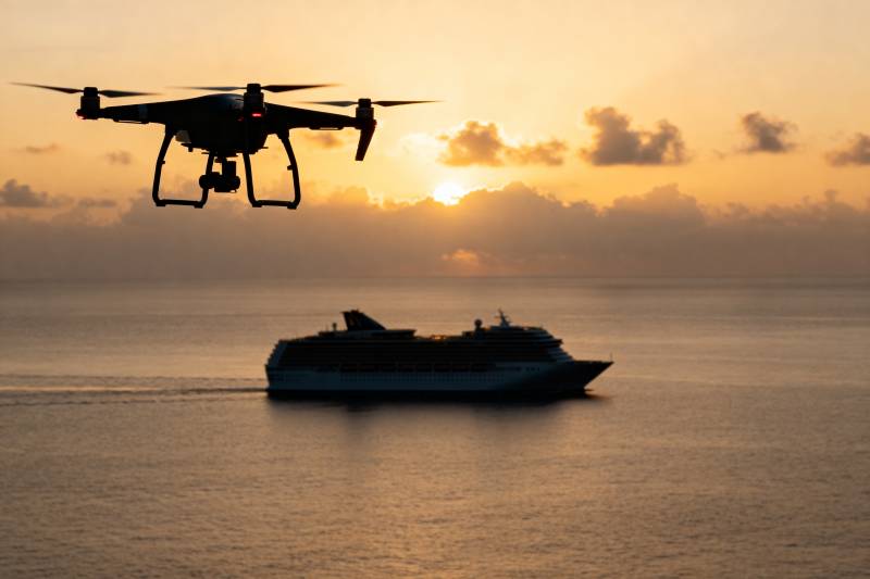 无人机航拍邮轮日落图片