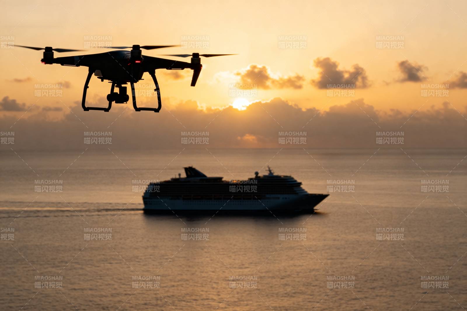 无人机航拍邮轮日落图片