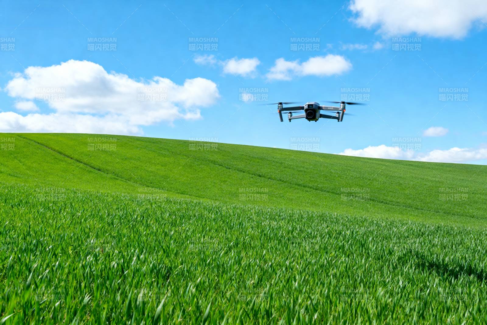 无人机飞越绿野图片