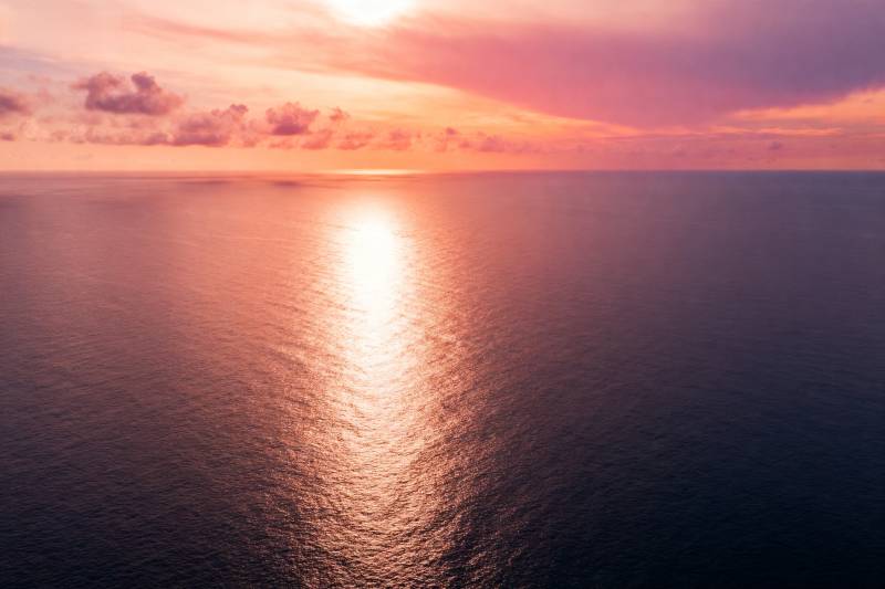 夕阳海面映霞光图片