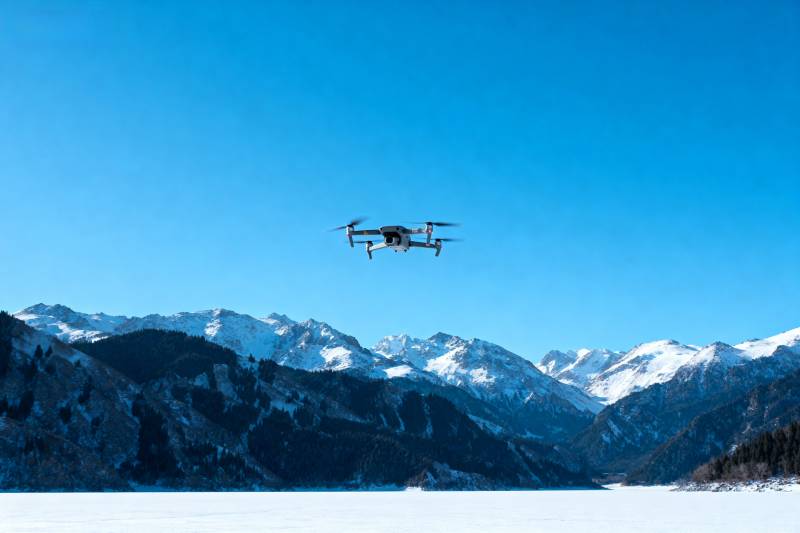 无人机飞越雪山湖图片