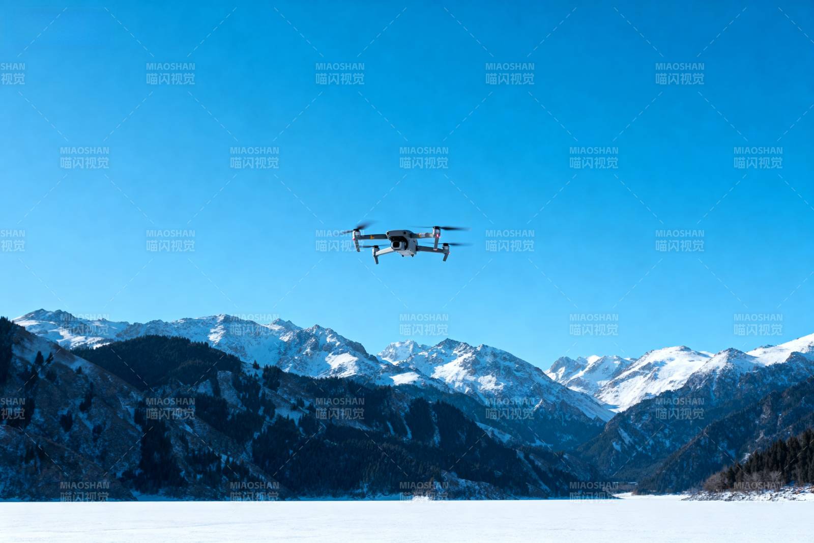 无人机飞越雪山湖图片