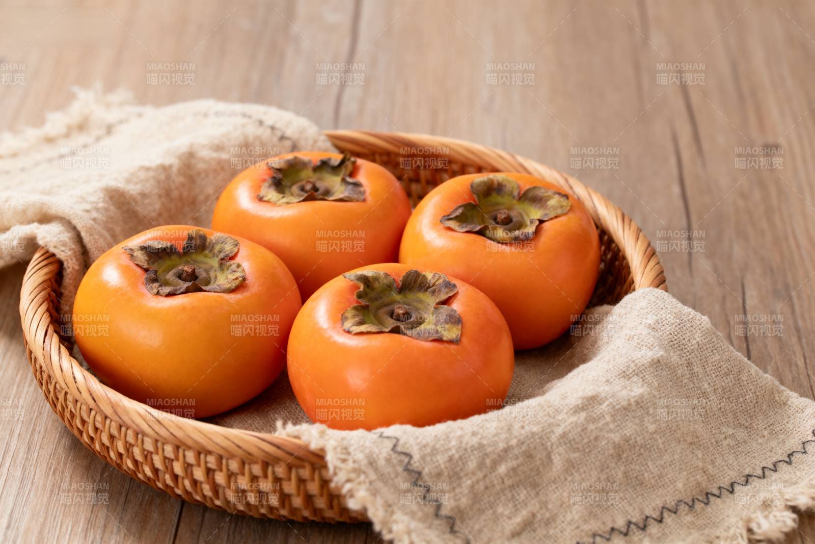 篮中四颗柿子图片
