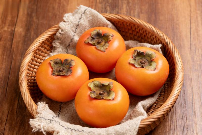 篮中柿子鲜亮诱人图片