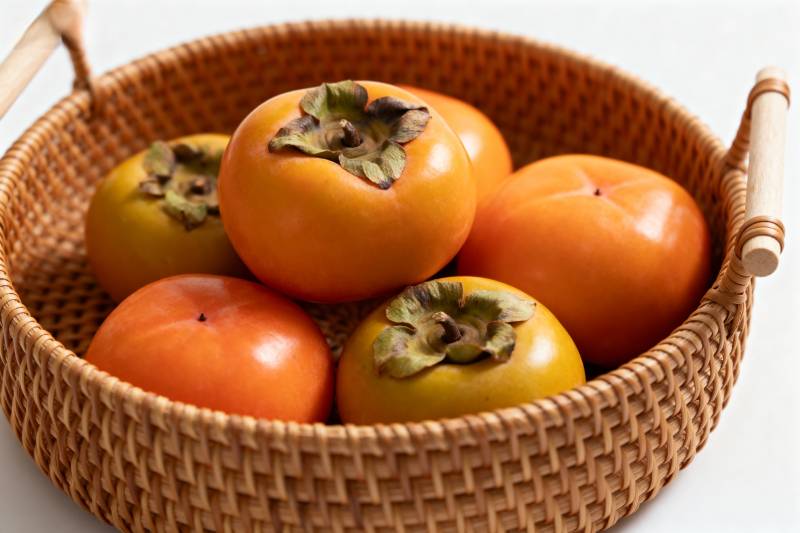 篮中柿子熟透图片