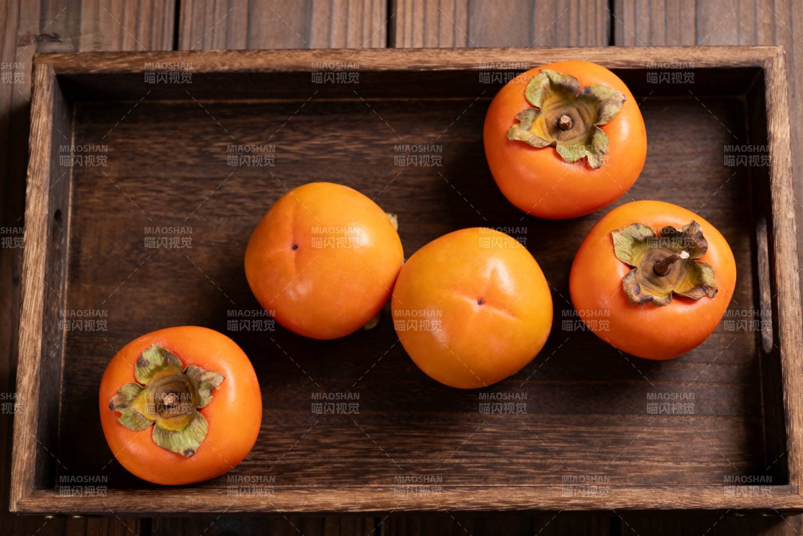 木盘上的柿子图片