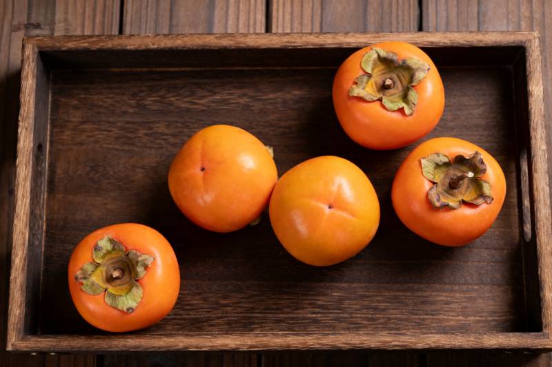 木盘上的柿子图片