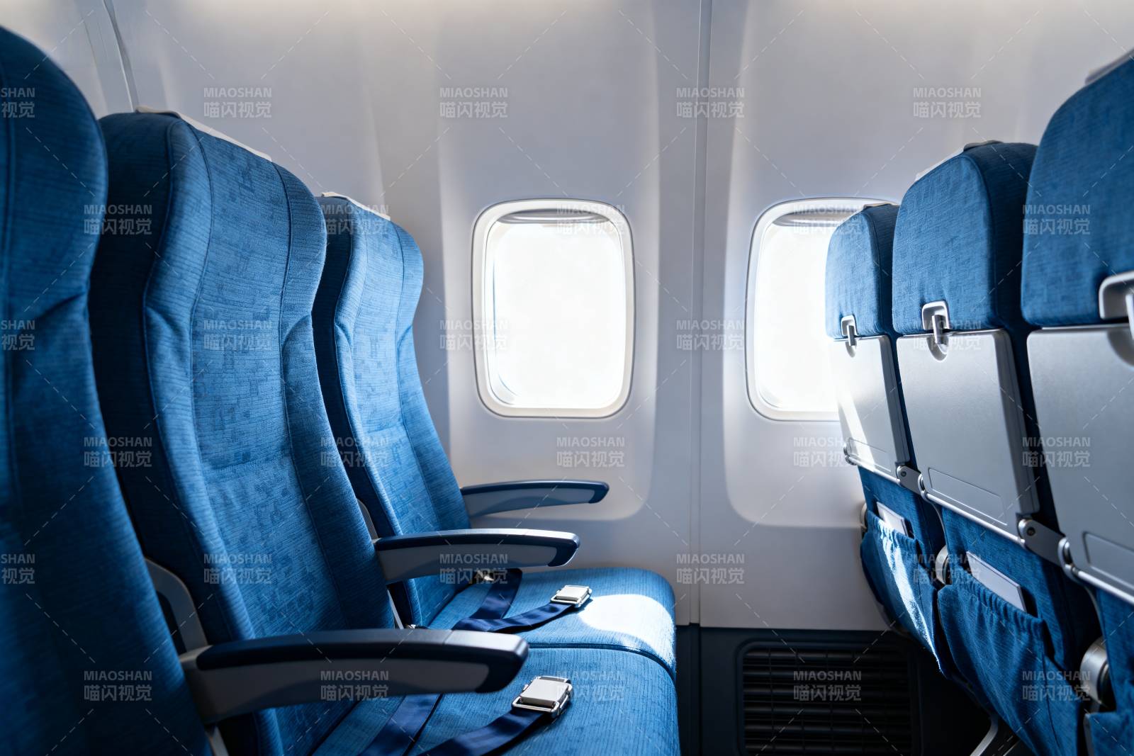 飞机客舱蓝色座椅图片