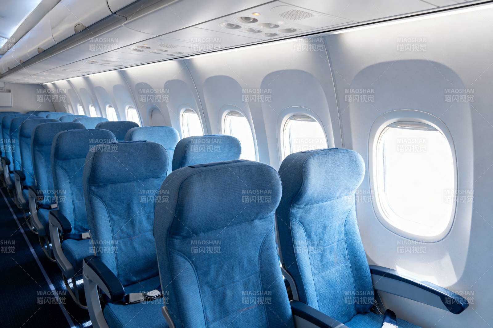 飞机客舱蓝色座椅图片