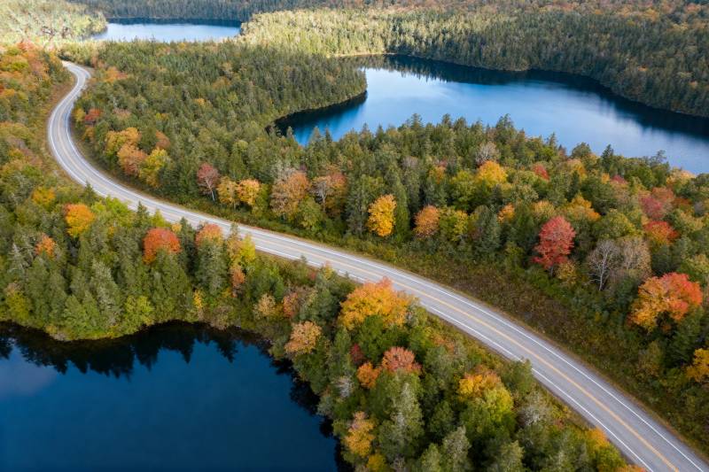 秋林湖畔公路美景图片