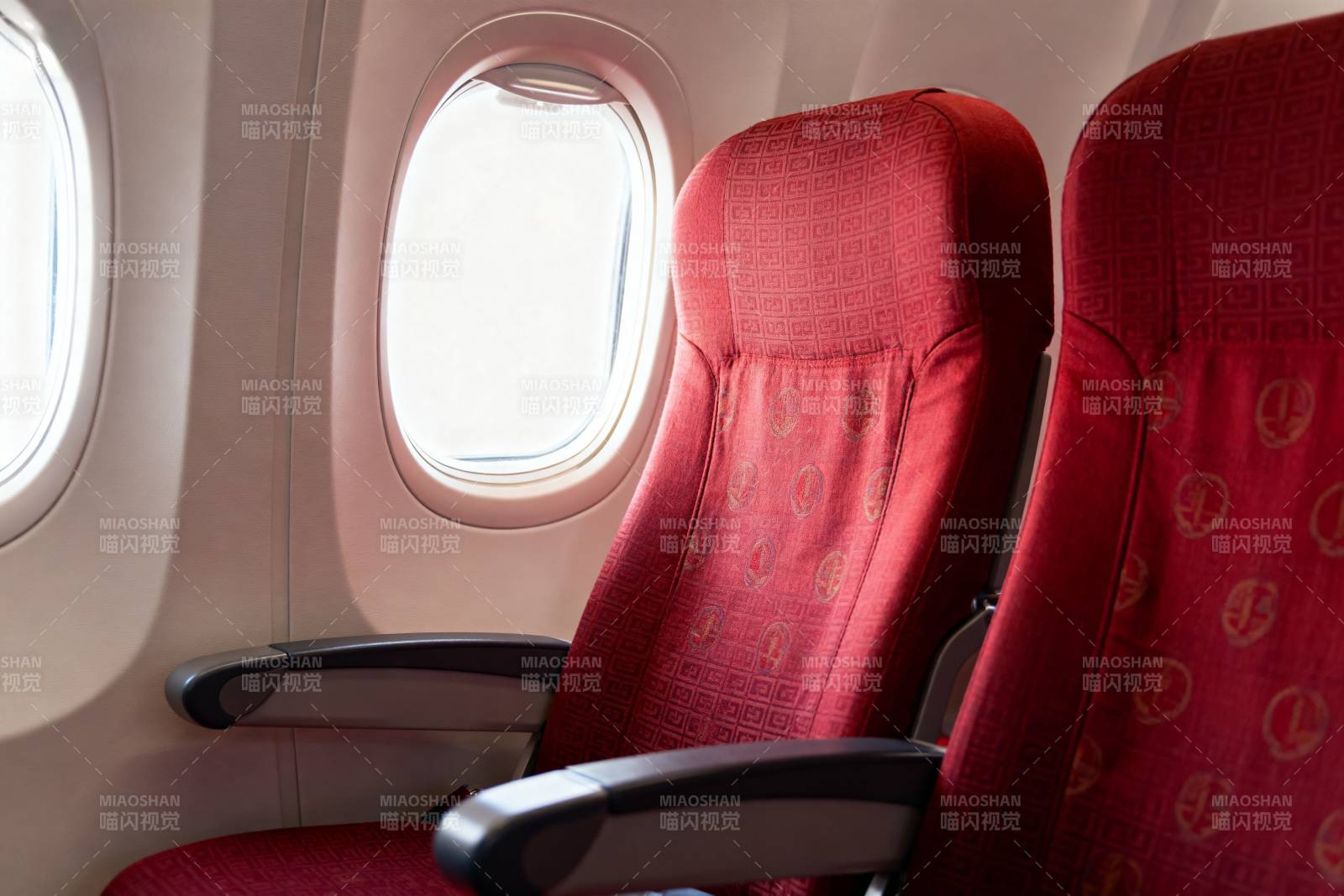 飞机红色座椅特写图片