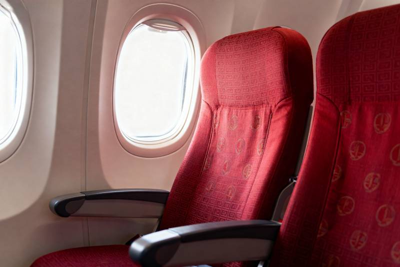 飞机红色座椅特写图片