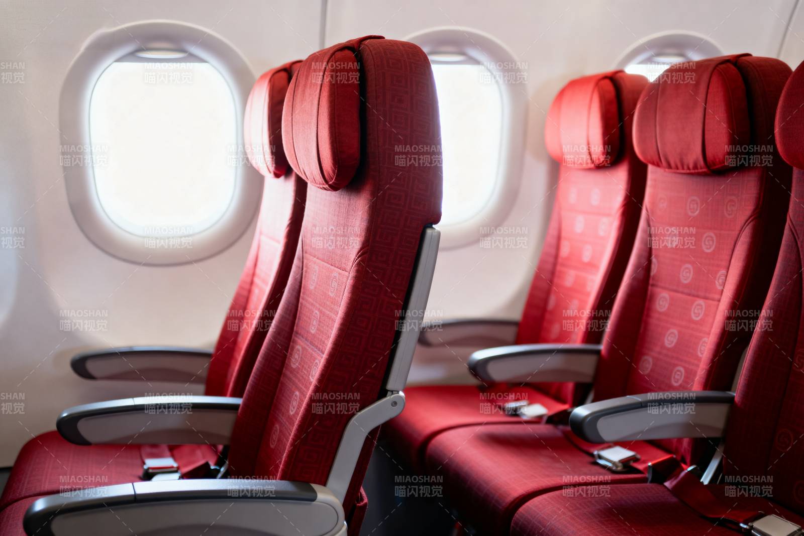 飞机红色座椅特写图片