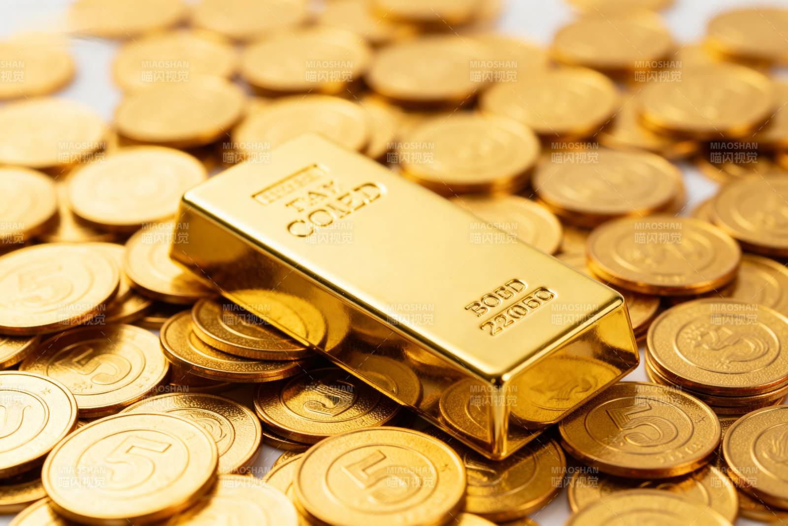 金条与金币堆叠图片