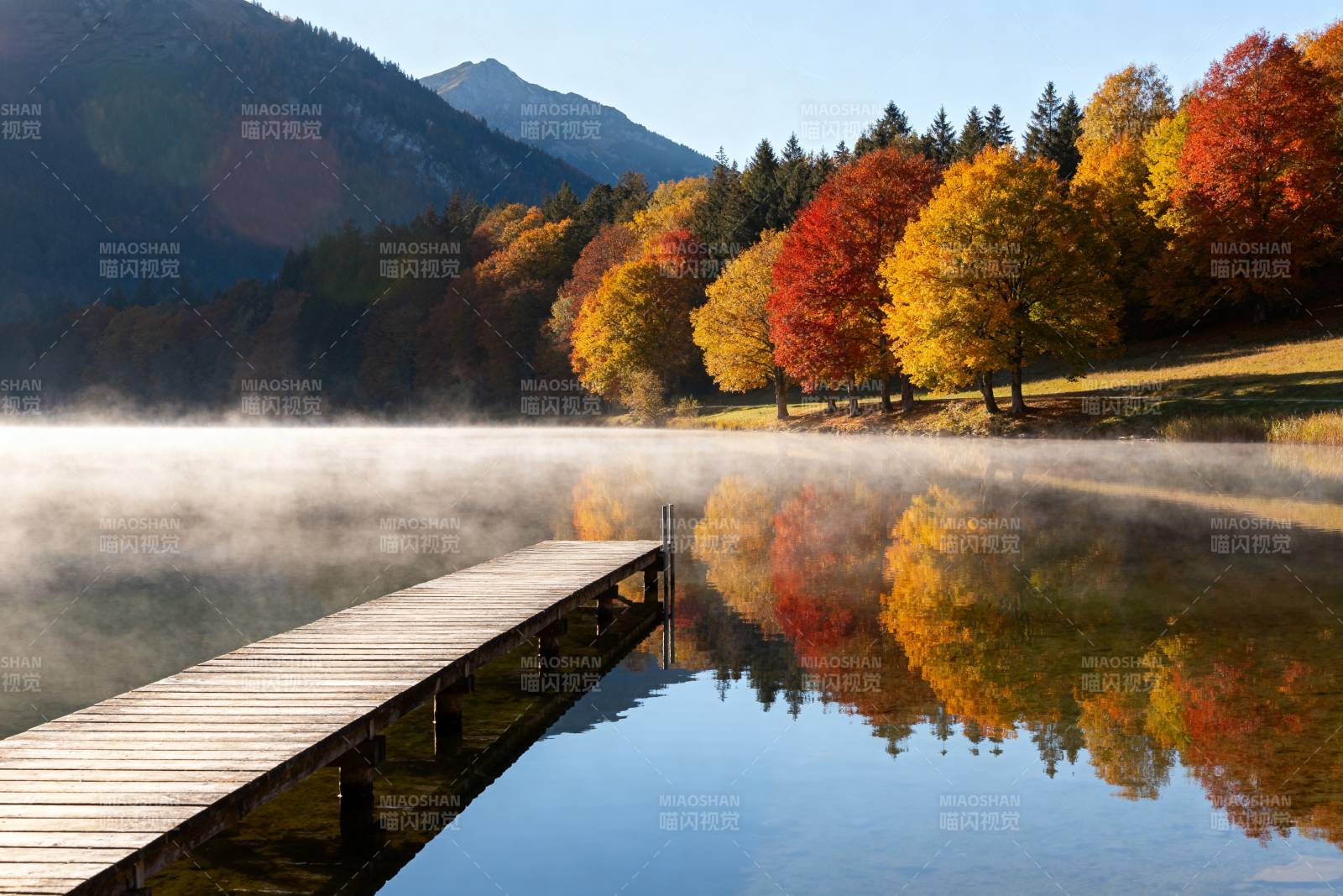 秋湖晨雾映彩林图片