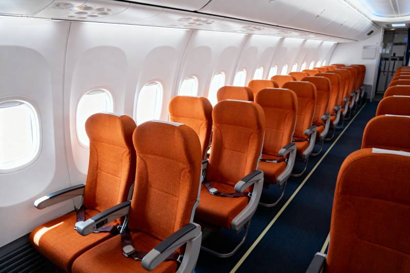 橙色座椅的飞机客舱图片