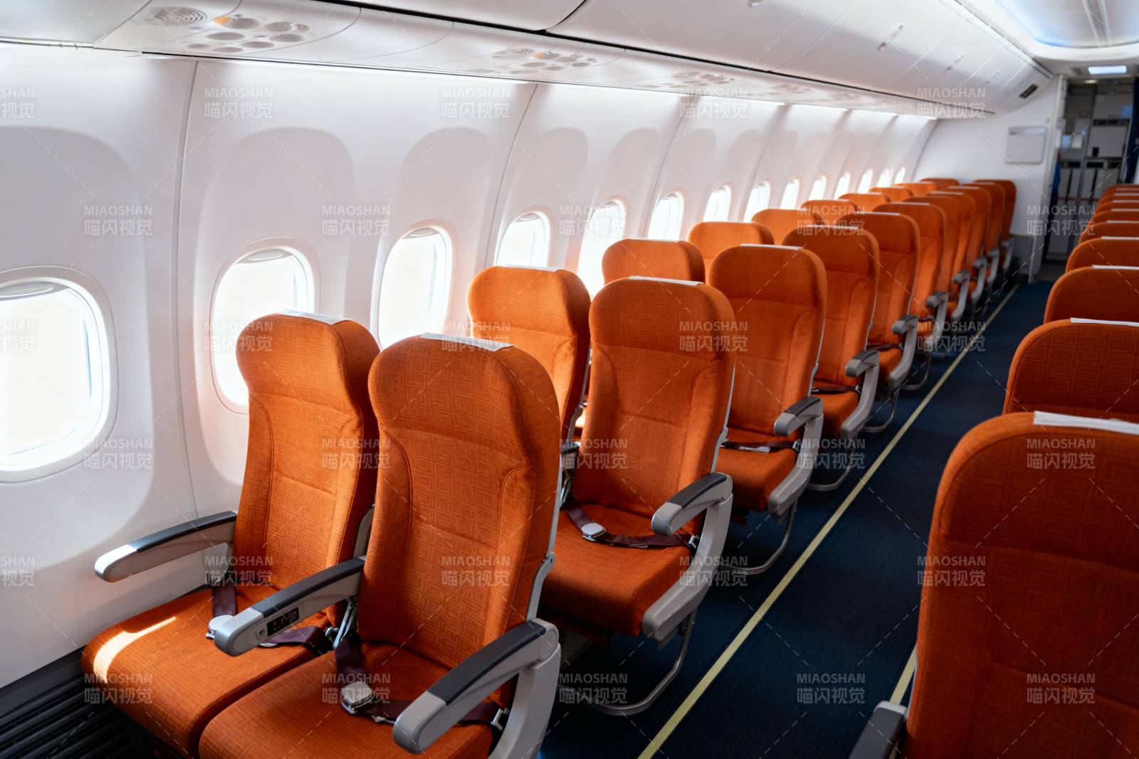 橙色座椅的飞机客舱图片