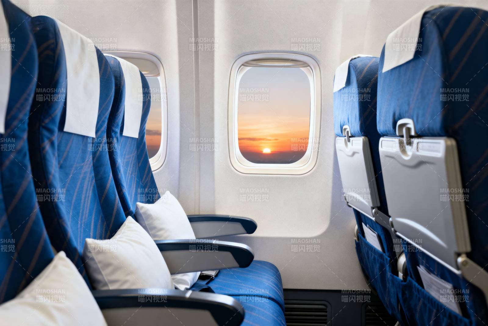 飞机舱内日落美景图片