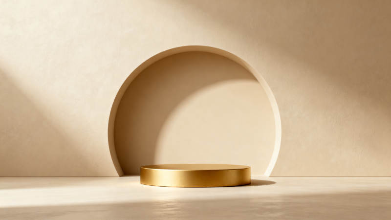 金色圆台静置光影中图片